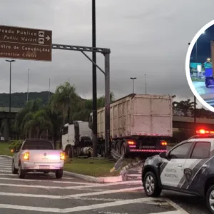 Carreta colide contra guard-rail e provoca lentidão em Florianópolis - Foto:  Ricardo Pastrana/GMF