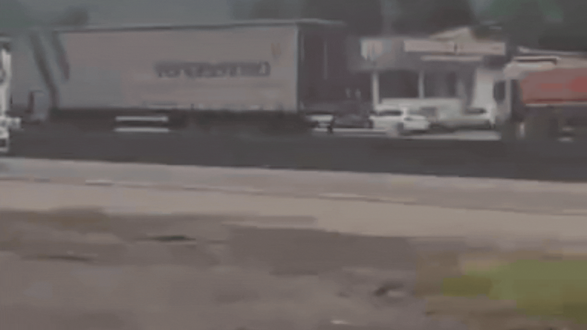 Carreta desce Serra em chamas e só para em pedágio de SC - Foto: Araquari News/ Cedido ao SCC10