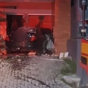 Carro invade casa e provoca vazamento de gás em SC - Foto: CBMSC