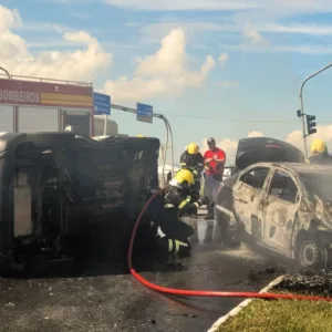 Carro pega fogo após acidente com veículo de transplante de órgãos em Florianópolis | Foto: GMF/Divulgação