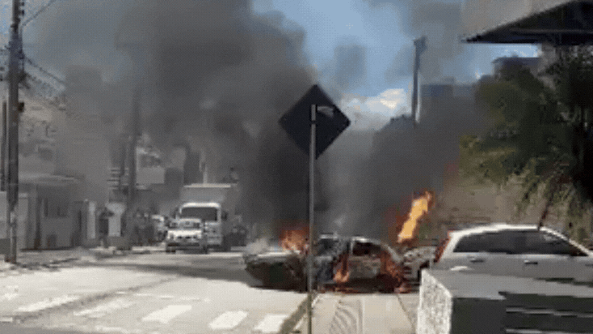 Carro que homem usava como casa é destruído por fogo