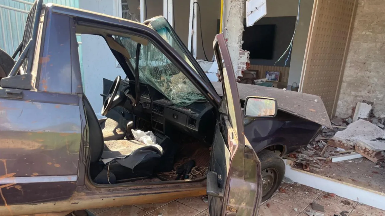 Carro sai da pista e bate contra casa