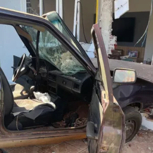 Carro sai da pista e bate contra casa | Foto: CBMSC/Divulgação