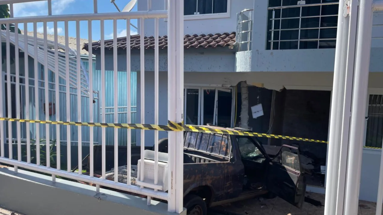 Carro sai da pista e bate contra casa (2)