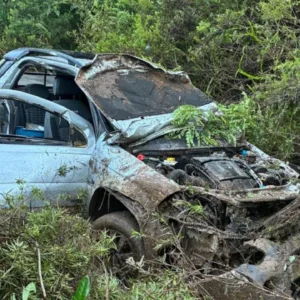 Casal fica ferido após carro capotar em São Joaquim