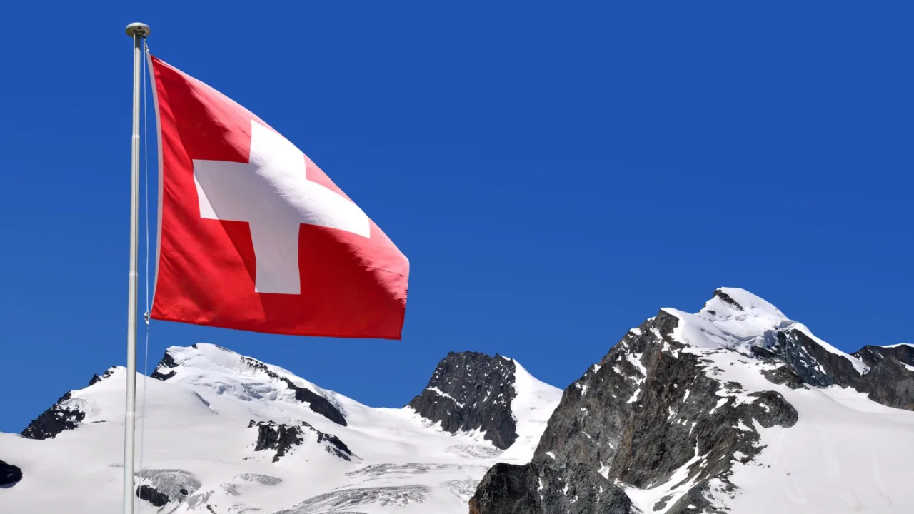 Cinco pessoas ficam feridas após trem descarrilar na Suíça