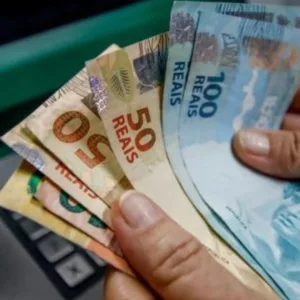 Têm direito ao abono os funcionários da iniciativa privada ou servidores públicos que trabalharam por pelo menos 30 dias em 2024, com a carteira de trabalho assinada e recebendo até R$ 2.765,93 por mês