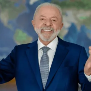 Enredo sobre Lula gera disputa judicial.| Foto: Ricardo Stuckert / PR / Reprodução SBT News