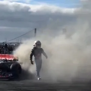 F1 carro de Tsunoda pega fogo durante volta de demonstração nos EUA