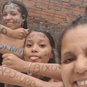 Filhas passam na universidade e mãe conquista doutorado no mesmo dia