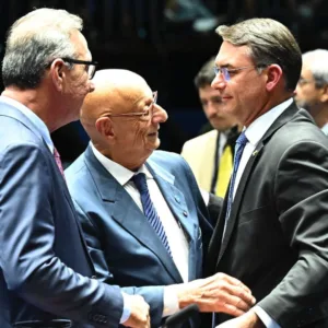 Amin, agora sem vaga na chapa do PL-SC, conversa com o colega de Senado, Flávio Bolsonaro