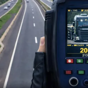 Foto de caminhão a 200 Kmh na BR-277 viraliza e PRF faz alerta. | Foto: Reprodução SCC10