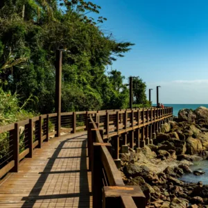 Homem é detido após praticar atos obscenos e filmar mulheres em praia de SC