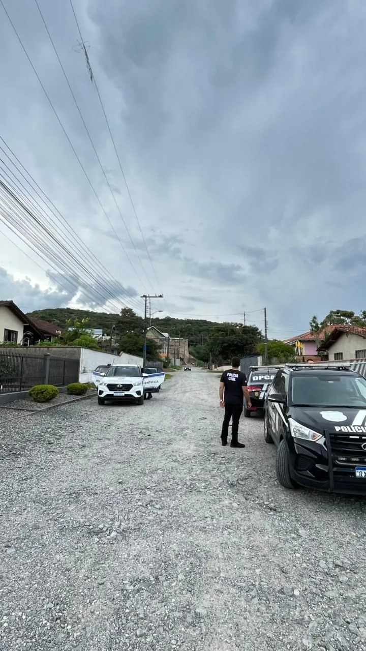 Homem é preso por armazenar conteúdo de abuso sexual infantil em Joinville