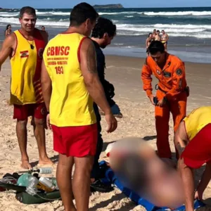 Homem é resgatado de helicóptero após se afogar na Joaquina