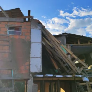 Homem fica ferido após cair de telhado em Lages | Foto: 5º BBM