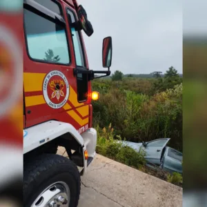 Homem morre após carro sair da pista e caporta na SC-477