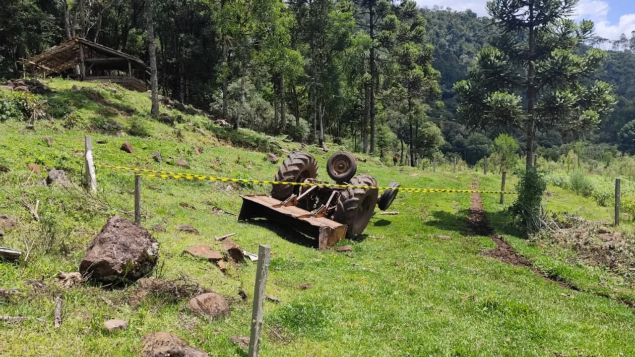 Homem morre após trator tombar no interior de SC