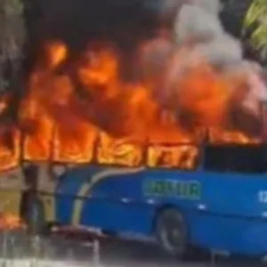Incêndio atinge ônibus em Palhoça e resulta em perda total do veículo