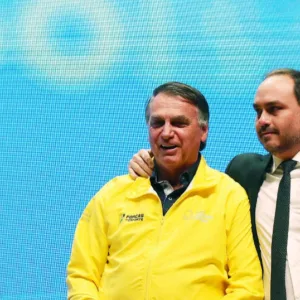 Jair Bolsonaro (PL) e Carlos Bolsonaro (PL-RJ) | Foto: Beto Barata/ PL
