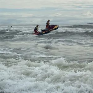 Jovem desaparece após ser arrastado por corrente no mar em SC