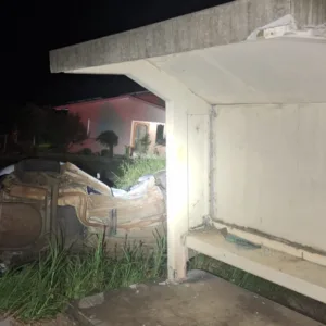 Jovem morre após carro sair da pista e atingir ponto de ônibus em SC - Foto: PMRv