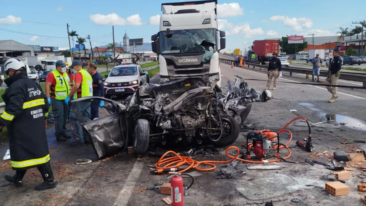 Menino sobrevivente de acidente na BR-101 recebe alta hospitalar