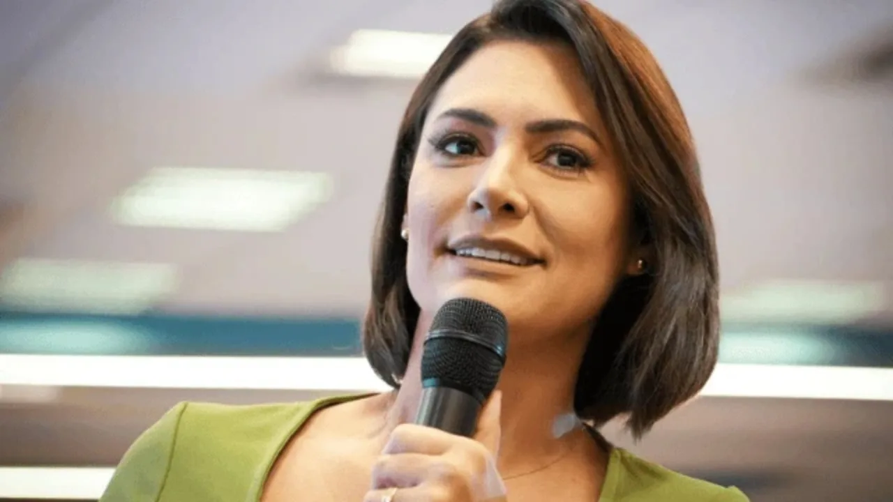 Michelle Bolsonaro critica alegoria da Acadêmicos de Niterói