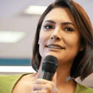 Michelle Bolsonaro critica alegoria da Acadêmicos de Niterói