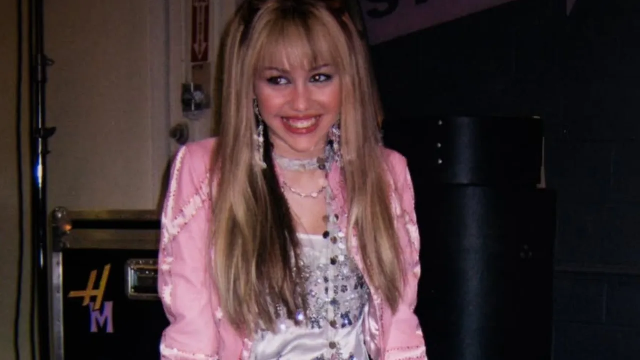 Miley Cyrus revive Hannah Montana em especial de 20 anos
