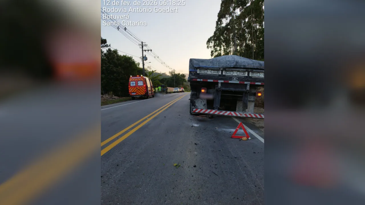 Motociclista morre após grave acidente com caminhão em SC