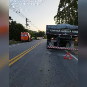 Motociclista morre após grave acidente com caminhão em SC