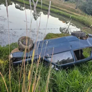 Motorista é ejetado do veículo após capotamento em SC-390
