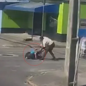 Motorista e passageiro brigam fora de ônibus em SC - Foto: Print/Divulgação