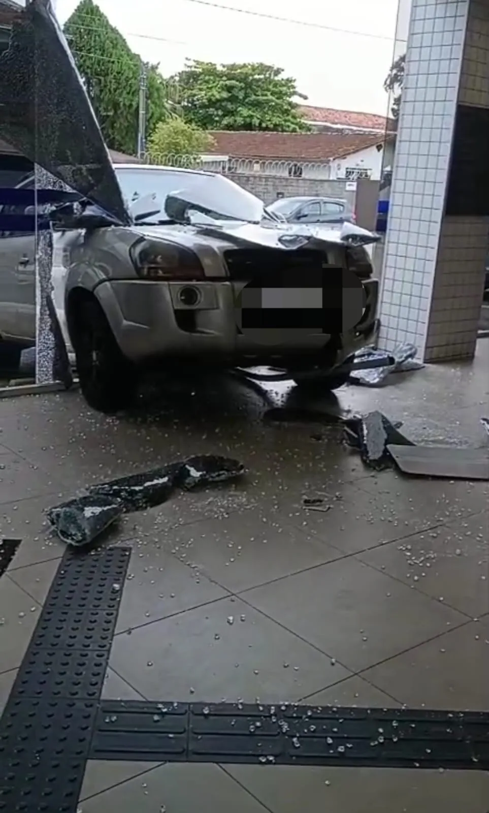 Motorista perde controle da direção e bate carro em agência bancária de Joinville