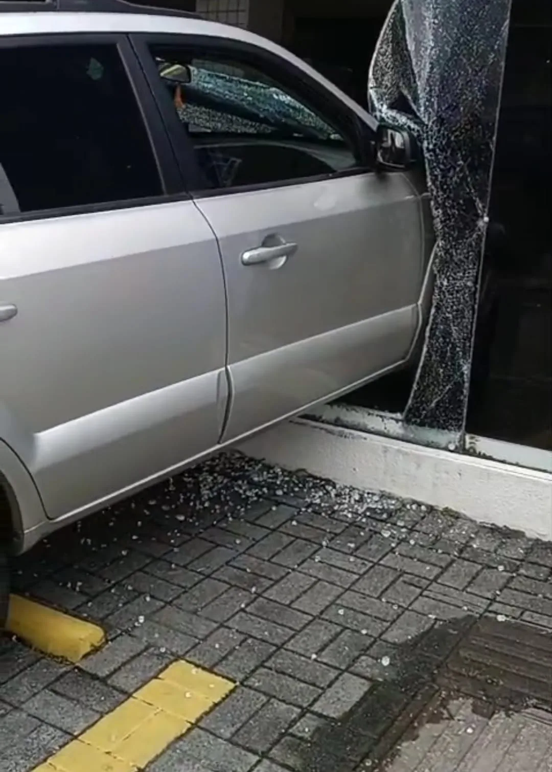 Motorista perde controle da direção e bate carro em agência bancária de Joinville