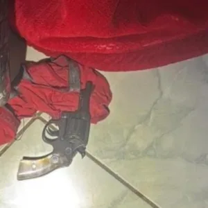 Mulher é morta a tiros e com canivete pelo ex-companheiro em SC - Foto: PMSC