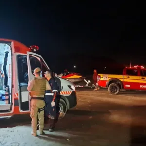 Mulher morre após ser arrastada pelo mar em praia de SC - Foto: CBMSC