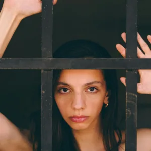 Nenhuma mulher é feliz atrás das grades | Foto: reprodução/ Canva 