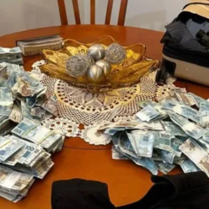 PF apreende dinheiro após mala ser jogada de apartamento em BC - Foto: PF