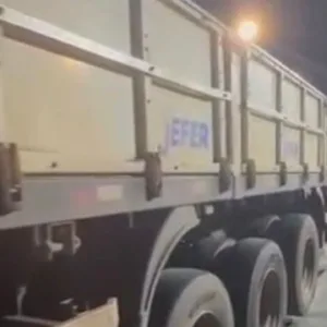 PMRv impede descida de carreta na Serra do Rio do Rastro