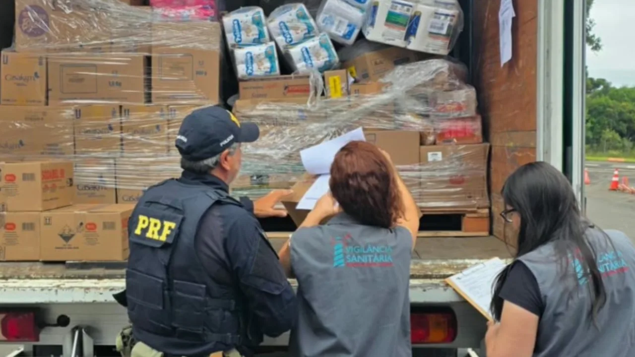 PRF flagra alimentos e produtos perigosos em caminhão em Campos Novos