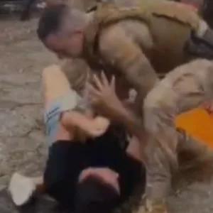 Mulher é agredida por policial com tapa no rosto em Florianópolis