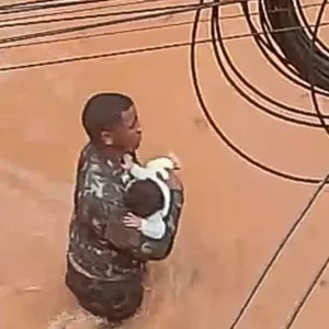 Vídeo mostra soldado salvando bebê em meio à inundação em MG