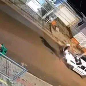 Homem é arremessado e 'rodopia' no ar após acidente em SC - Foto: Print/ Divulgação