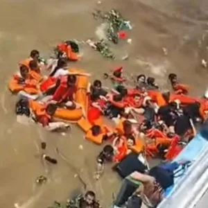 Bebê sobrevive a naufrágio após ser colocado em cooler