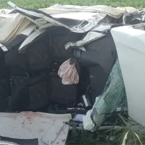 Acidente entre quatro veículos deixa duas pessoas presas às ferragens - Imagem: Bombeiros