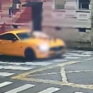 Motorista é flagrado dirigindo com mulher agarrada no capô