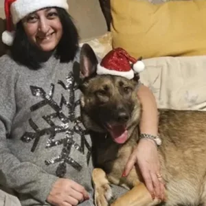 Mulher sofre amputações após infecção ligada a lambida de cão