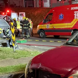 Acidente em Criciúma deixa duas pessoas feridas - Imagem: reprodução/ Bombeiros